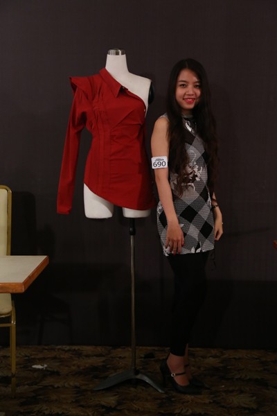 Chiêu "hô biến" áo sơ mi độc đáo của thí sinh Project Runway ảnh 2 Chiêu "hô biến" áo sơ mi độc đáo của thí sinh Project Runway ảnh 2