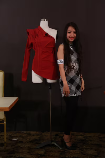 Chiêu "hô biến" áo sơ mi độc đáo của thí sinh Project Runway ảnh 2 Chiêu "hô biến" áo sơ mi độc đáo của thí sinh Project Runway ảnh 2
