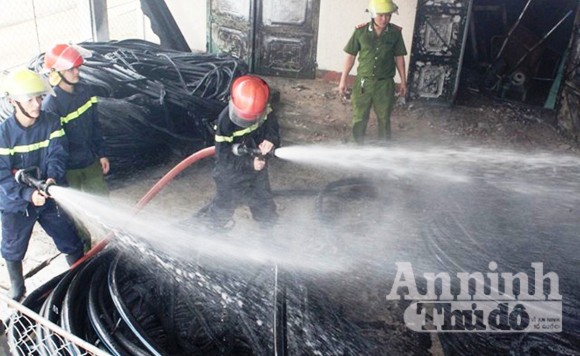 Kho vật tư nhà máy nước Hà Tĩnh cháy dữ dội ảnh 1 Kho vật tư nhà máy nước Hà Tĩnh cháy dữ dội ảnh 1