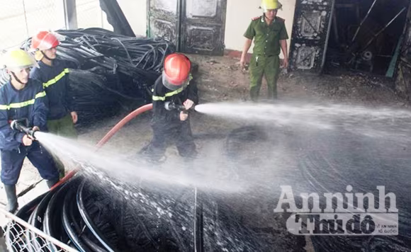 Kho vật tư nhà máy nước Hà Tĩnh cháy dữ dội ảnh 1 Kho vật tư nhà máy nước Hà Tĩnh cháy dữ dội ảnh 1