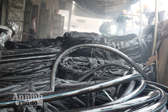 Kho vật tư nhà máy nước Hà Tĩnh cháy dữ dội ảnh 2 Kho vật tư nhà máy nước Hà Tĩnh cháy dữ dội ảnh 2