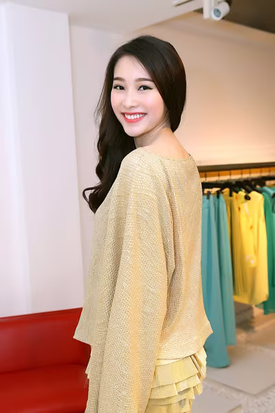 Đỗ Mạnh Cường ân cần sửa váy cho Hoa hậu Đặng Thu Thảo ảnh 4 Đỗ Mạnh Cường ân cần sửa váy cho Hoa hậu Đặng Thu Thảo ảnh 4