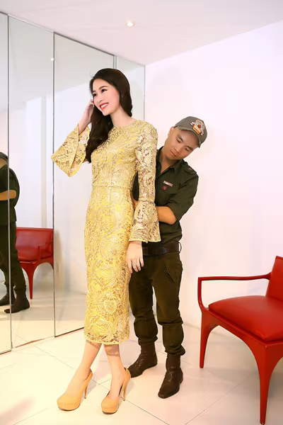 Đỗ Mạnh Cường ân cần sửa váy cho Hoa hậu Đặng Thu Thảo ảnh 3 Đỗ Mạnh Cường ân cần sửa váy cho Hoa hậu Đặng Thu Thảo ảnh 3