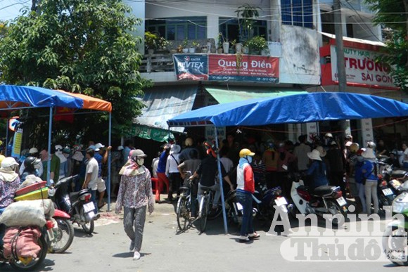Điều tra vụ một phụ nữ chết từ tầng cao rơi xuống đất ảnh 1 Điều tra vụ một phụ nữ chết từ tầng cao rơi xuống đất ảnh 1