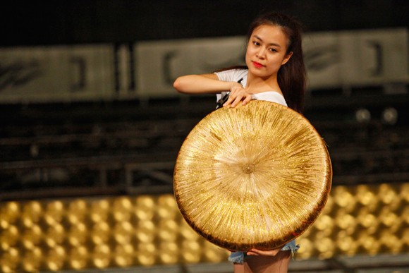 Hoàng Thùy Linh gợi cảm với nón quai thao ảnh 2 Hoàng Thùy Linh gợi cảm với nón quai thao ảnh 2