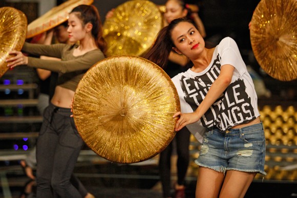 Hoàng Thùy Linh gợi cảm với nón quai thao ảnh 4 Hoàng Thùy Linh gợi cảm với nón quai thao ảnh 4