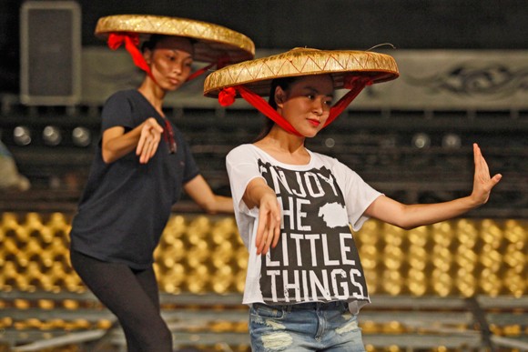Hoàng Thùy Linh gợi cảm với nón quai thao ảnh 7 Hoàng Thùy Linh gợi cảm với nón quai thao ảnh 7