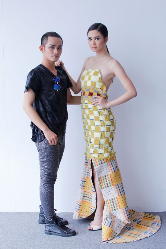 "Sốc" với những trang phục làm từ phao bơi, lót nồi, vỏ gối ảnh 4 "Sốc" với những trang phục làm từ phao bơi, lót nồi, vỏ gối ảnh 4
