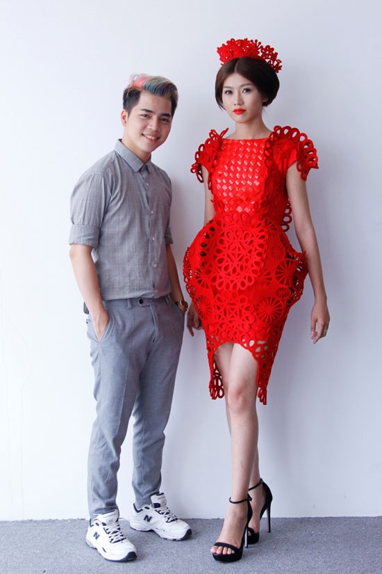 "Sốc" với những trang phục làm từ phao bơi, lót nồi, vỏ gối ảnh 2 "Sốc" với những trang phục làm từ phao bơi, lót nồi, vỏ gối ảnh 2