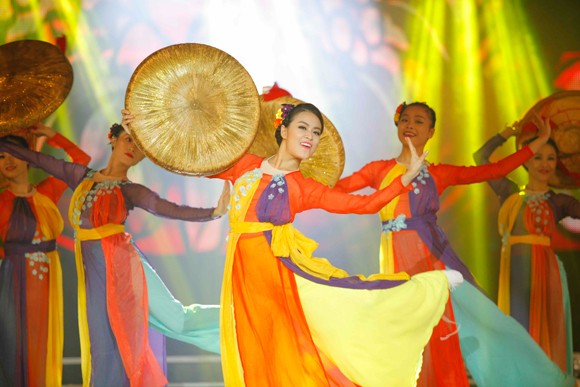 Hoàng Thùy Linh "cháy" hết mình cùng các chàng trai 365 ảnh 1 Hoàng Thùy Linh "cháy" hết mình cùng các chàng trai 365 ảnh 1