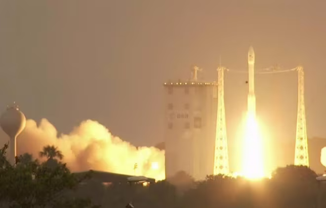 Tên lửa đẩy Arianespace Vega được phóng lên Tên lửa đẩy Arianespace Vega được phóng lên