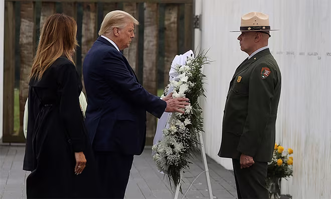 Tổng thống Mỹ Donald Trump (giữa) và Đệ nhất phu nhân Melania (trái) đặt vòng hoa tưởng niệm nạn nhân tại Shanksville, bang Pennsylvania, ngày 11-9