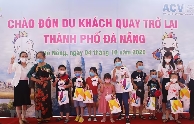 Tặng quà cho đoàn khách đầu tiên trở lại du lịch thành phố Đà Nẵng sau dịch Covid-19. Ảnh: TTXVN Tặng quà cho đoàn khách đầu tiên trở lại du lịch thành phố Đà Nẵng sau dịch Covid-19. Ảnh: TTXVN