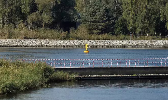 Vị trí quả bom được đánh dấu bằng phao màu vàng Vị trí quả bom được đánh dấu bằng phao màu vàng