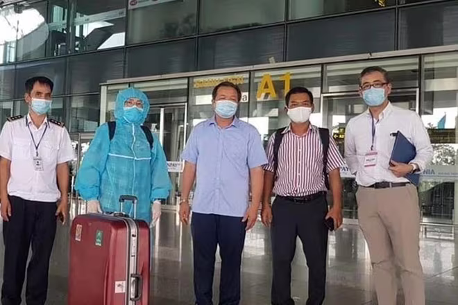 Chuyên gia Nhật Bản đến Việt Nam để thẩm định chất lượng vải thiều. Ảnh: TTXVN