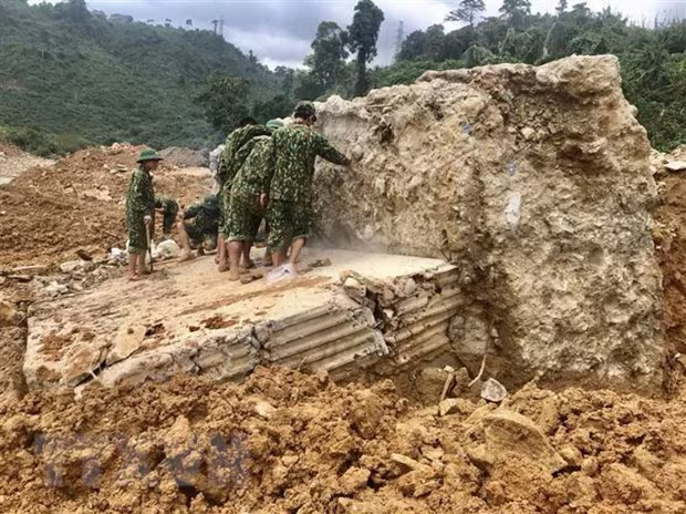 Lực lượng công binh phá khối bêtông cốt thép lớn tại vị trí sạt lở vui lấp các công nhân. Ảnh: TTXVN Lực lượng công binh phá khối bêtông cốt thép lớn tại vị trí sạt lở vui lấp các công nhân. Ảnh: TTXVN
