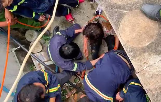Nạn nhân may mắn được cứu sau khi ngã xuống giếng. Nạn nhân may mắn được cứu sau khi ngã xuống giếng.