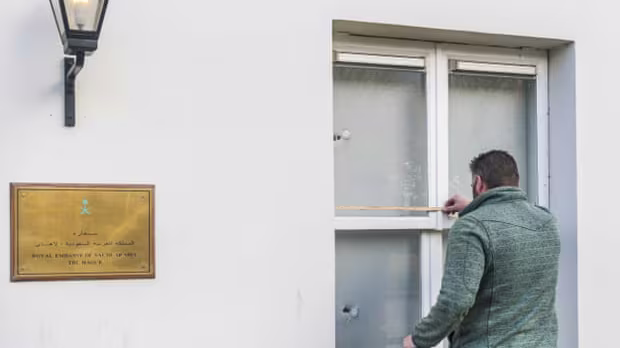 Các vết đạn xuất hiện trên cửa sổ Đại sứ quán Arập Xê-út ở The Hague Các vết đạn xuất hiện trên cửa sổ Đại sứ quán Arập Xê-út ở The Hague