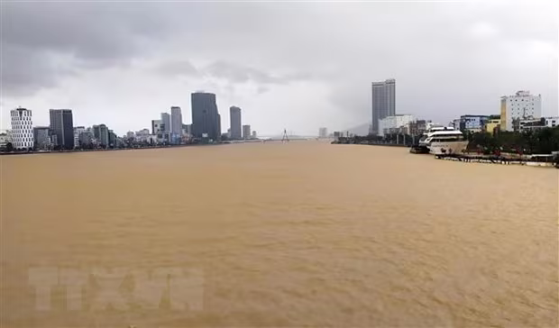 Mực nước trên sông Hàn dâng cao do nước từ thượng nguồn đổ về. Ảnh: TTXVN Mực nước trên sông Hàn dâng cao do nước từ thượng nguồn đổ về. Ảnh: TTXVN