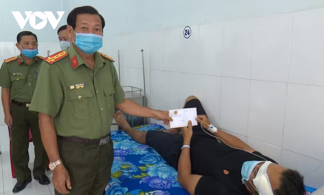 Đại tá Trần Phong - Phó Bí thư Đảng ủy, Phó Giám đốc Công an tỉnh Bạc Liêu thăm hỏi, động viên Đại úy Phan Văn Đúng, bị thương khi làm nhiệm vụ. Ảnh: VOV Đại tá Trần Phong - Phó Bí thư Đảng ủy, Phó Giám đốc Công an tỉnh Bạc Liêu thăm hỏi, động viên Đại úy Phan Văn Đúng, bị thương khi làm nhiệm vụ. Ảnh: VOV