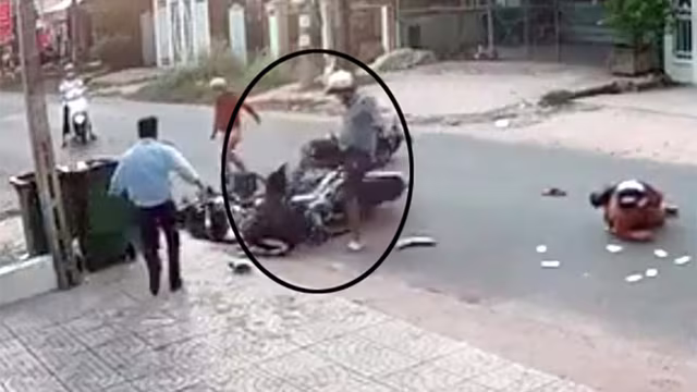 Thành lao đến đạp, đá vào đầu nữ sinh - Ảnh cắt từ clip Thành lao đến đạp, đá vào đầu nữ sinh - Ảnh cắt từ clip