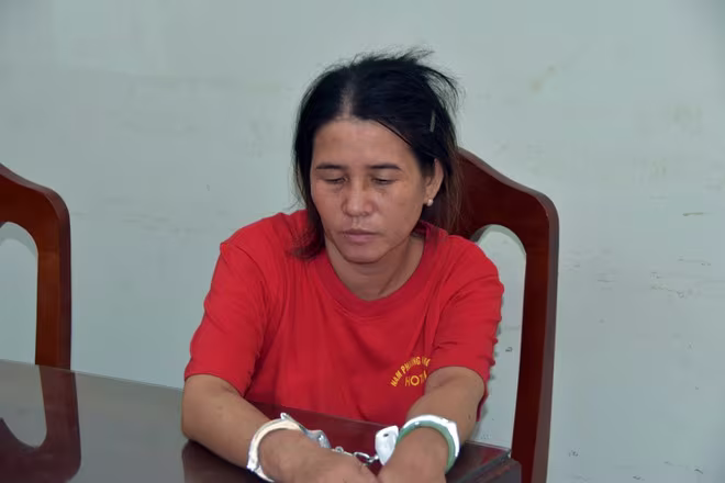 Nghi phạm Lê Thị Chanh vừa được di lý về Cơ quan CSĐT Công an Bình Thuận chiều 13-12. Ảnh: Công an Bình Thuận Nghi phạm Lê Thị Chanh vừa được di lý về Cơ quan CSĐT Công an Bình Thuận chiều 13-12. Ảnh: Công an Bình Thuận