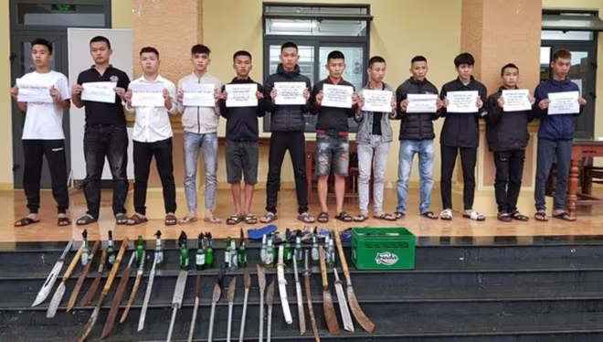 Nhóm thanh niên cùng hung khí bị công an bắt giữ. Ảnh: VOV Nhóm thanh niên cùng hung khí bị công an bắt giữ. Ảnh: VOV