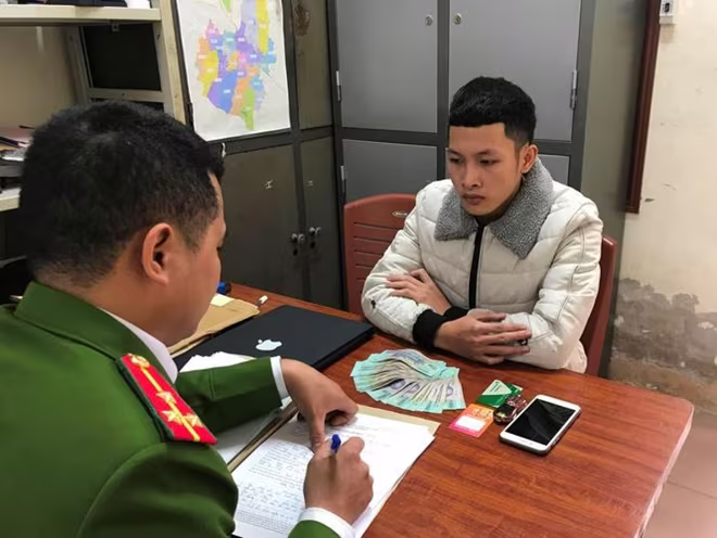 Đối tượng Hồ Công Tài tại cơ quan điều tra. Ảnh: VOV Đối tượng Hồ Công Tài tại cơ quan điều tra. Ảnh: VOV