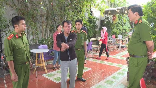 Đối tượng Đỗ Viết Dương thời điểm thực nghiệm hiện trường vụ án. Ảnh: Dân Trí Đối tượng Đỗ Viết Dương thời điểm thực nghiệm hiện trường vụ án. Ảnh: Dân Trí