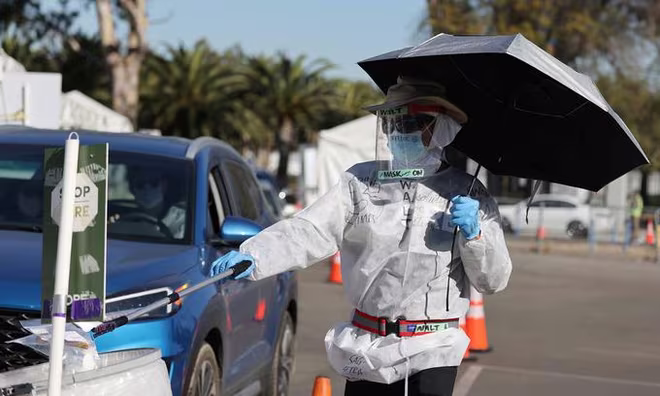 Nhân viên y tế Mỹ tại một điểm xét nghiệm Covid-19