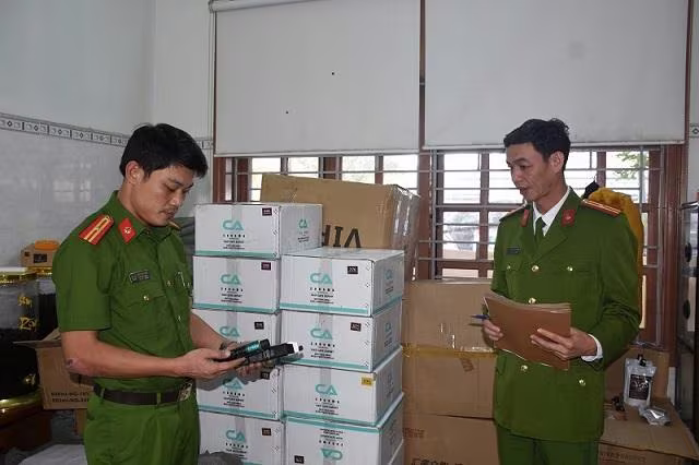 Số lượng hàng hóa trên xe tải mang BKS 75C-055.81 do nước ngoài sản xuất không có hóa đơn chứng từ. Ảnh: Dân Trí