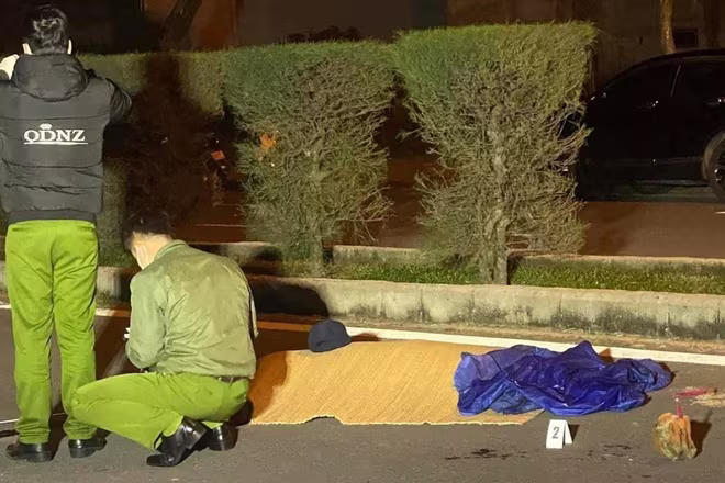 Công an đang khám nghiệm hiện trường. Ảnh: VOV Công an đang khám nghiệm hiện trường. Ảnh: VOV