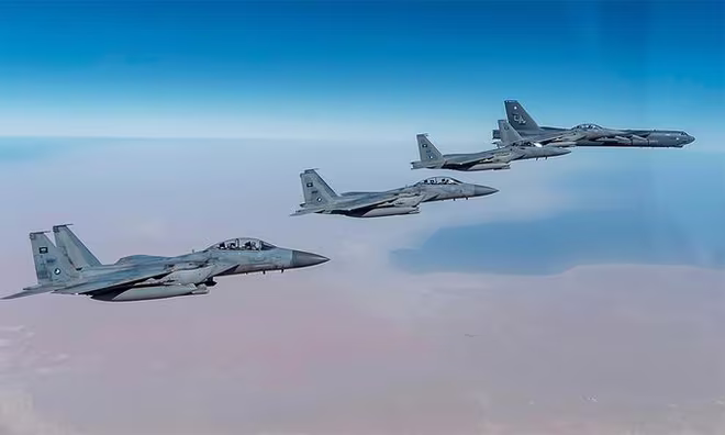 4 tiêm kích F-15 hộ tống oanh tạc cơ B-52 của Mỹ ngày 26-1 4 tiêm kích F-15 hộ tống oanh tạc cơ B-52 của Mỹ ngày 26-1