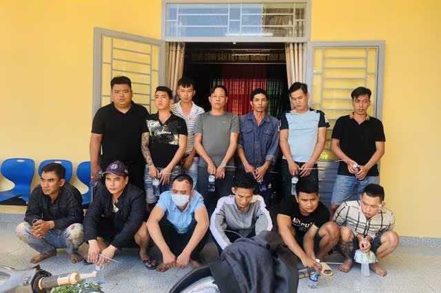 Các "con bạc" bị công an khống chế bắt giữ đưa về trụ sở làm việc. Ảnh: Dân Trí Các "con bạc" bị công an khống chế bắt giữ đưa về trụ sở làm việc. Ảnh: Dân Trí