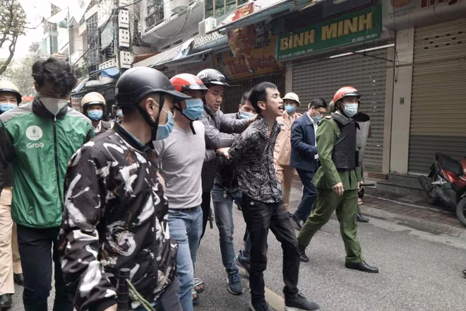 Đối tượng Lê Trung Hiếu bị lực lượng chức năng khống chế. Ảnh: VOV Đối tượng Lê Trung Hiếu bị lực lượng chức năng khống chế. Ảnh: VOV