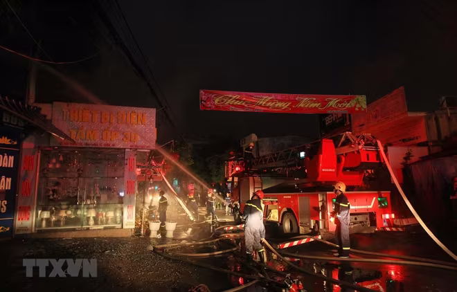 Lực lượng phòng cháy chữa cháy phun nước dập lửa, khống chế đám cháy. Ảnh: TTXVN Lực lượng phòng cháy chữa cháy phun nước dập lửa, khống chế đám cháy. Ảnh: TTXVN
