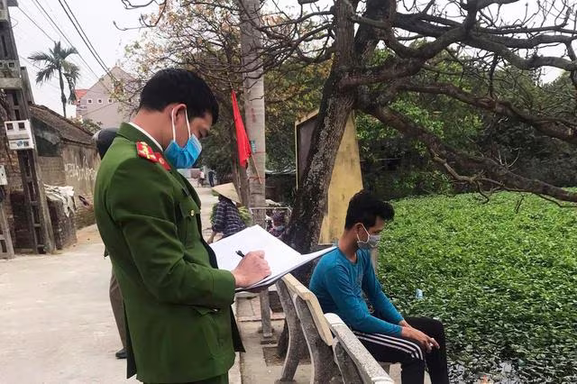 Trước đó, tại TP Hải Dương, chính quyền đã xử phạt hành chính với nhiều trường hợp không tuân thủ việc cách ly y tế, giãn cách xã hội để phòng, chống dịch Covid-19. Nguồn: dantri.com.vn Trước đó, tại TP Hải Dương, chính quyền đã xử phạt hành chính với nhiều trường hợp không tuân thủ việc cách ly y tế, giãn cách xã hội để phòng, chống dịch Covid-19. Nguồn: dantri.com.vn