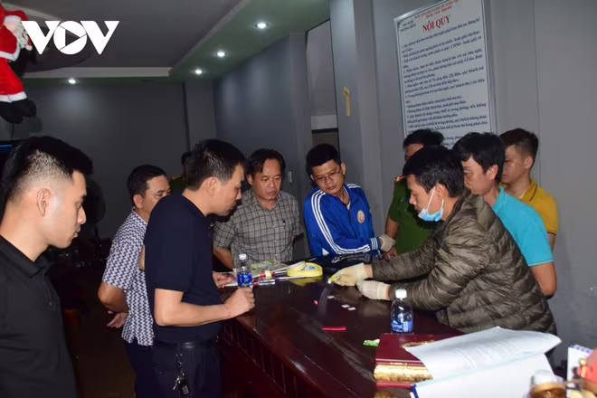 Cơ quan chức năng khám xét và thu giữ ma túy tại nhà nghỉ Phượng Hồng. Nguồn: vov.vn Cơ quan chức năng khám xét và thu giữ ma túy tại nhà nghỉ Phượng Hồng. Nguồn: vov.vn