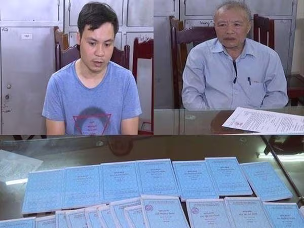 Đối tượng Võ Hoàng Giang và Vũ Duy Hùng cùng tang vật vụ án. Ảnh: TTXVN Đối tượng Võ Hoàng Giang và Vũ Duy Hùng cùng tang vật vụ án. Ảnh: TTXVN