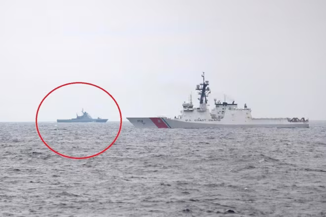 Tàu Hải quân Nga Pavel Derzhavin (trái) và tàu Hamilton của Mỹ trên Biển Đen hôm 9-5 Tàu Hải quân Nga Pavel Derzhavin (trái) và tàu Hamilton của Mỹ trên Biển Đen hôm 9-5