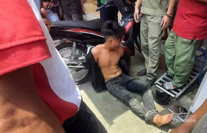 Đối tượng cướp tại tiệm vàng bị người dân khống chế bắt giữ. Ảnh: Vietnamnet Đối tượng cướp tại tiệm vàng bị người dân khống chế bắt giữ. Ảnh: Vietnamnet