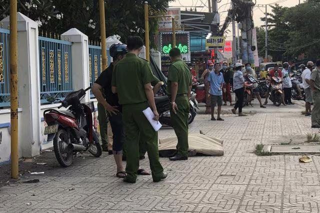 Hiện trường nơi người đàn ông ngã xuống lề đường tử vong. Ảnh: Dân Trí Hiện trường nơi người đàn ông ngã xuống lề đường tử vong. Ảnh: Dân Trí