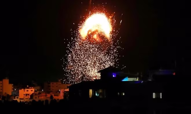 Khói và lửa bốc lên trên 1 tòa nhà trong cuộc không kích của Israel ở Gaza hôm 17-5 Khói và lửa bốc lên trên 1 tòa nhà trong cuộc không kích của Israel ở Gaza hôm 17-5