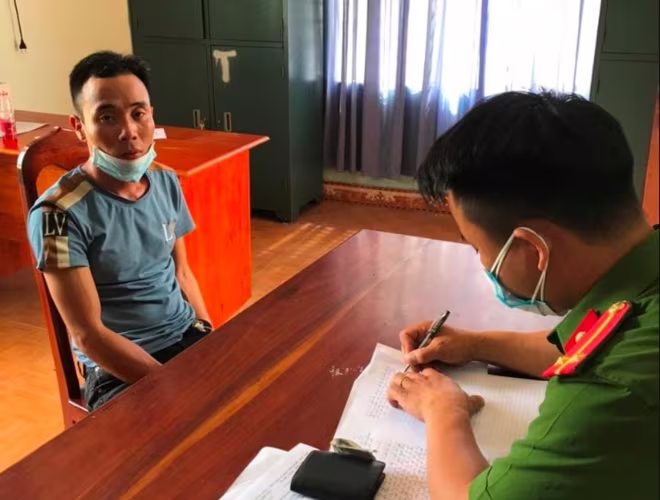 Công an huyện Thăng Bình, tỉnh Quảng Nam làm việc với đối tượng Trần Công Niên. Nguồn: vov.vn Công an huyện Thăng Bình, tỉnh Quảng Nam làm việc với đối tượng Trần Công Niên. Nguồn: vov.vn