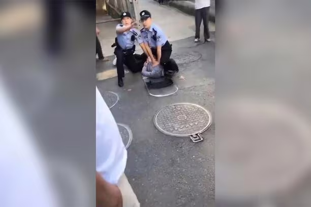 Cảnh sát Trung Quốc khống chế nghi phạm đâm dao tại thành phố An Khánh, tỉnh An Huy, ngày 5-6-2021 Cảnh sát Trung Quốc khống chế nghi phạm đâm dao tại thành phố An Khánh, tỉnh An Huy, ngày 5-6-2021