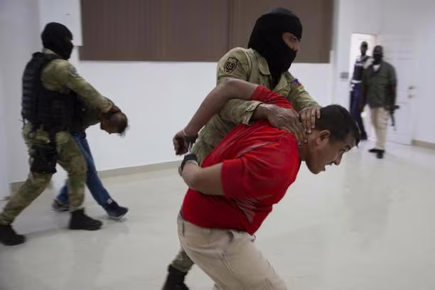 Áp giải 2 nghi phạm vụ ám sát Tổng thống Haiti Jovenel Moise Áp giải 2 nghi phạm vụ ám sát Tổng thống Haiti Jovenel Moise