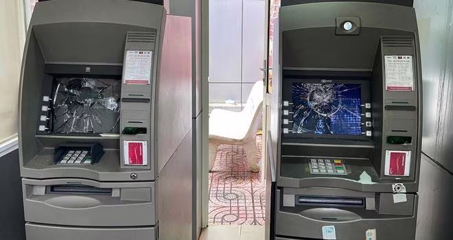 Hai màn hình ATM bị Tình đập vỡ. Ảnh: Dân Trí