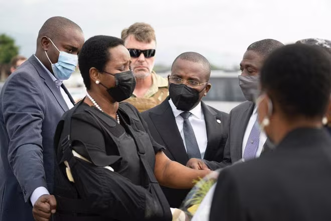 Bà Martine Moise ngày 17-7 về nước dự lễ tang chồng Bà Martine Moise ngày 17-7 về nước dự lễ tang chồng