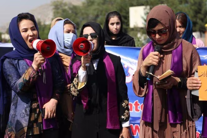 Phụ nữ Afghanistan trong một cuộc biểu tình phản đối Taliban Phụ nữ Afghanistan trong một cuộc biểu tình phản đối Taliban