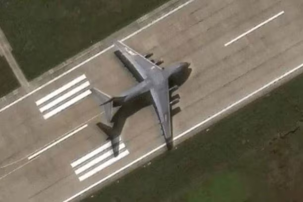 Vận tải cơ Y-20 của Trung Quốc hạ cánh trái phép tại đá Chữ Thập hồi tháng 12-2020. Ảnh: Maxar Technologies. Vận tải cơ Y-20 của Trung Quốc hạ cánh trái phép tại đá Chữ Thập hồi tháng 12-2020. Ảnh: Maxar Technologies.